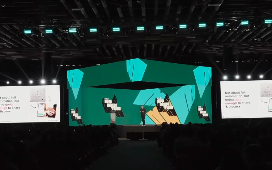 Henry Coutinho-Mason on the main stage at Intercorp Fest_26 in Lima, his slides on the screens either side